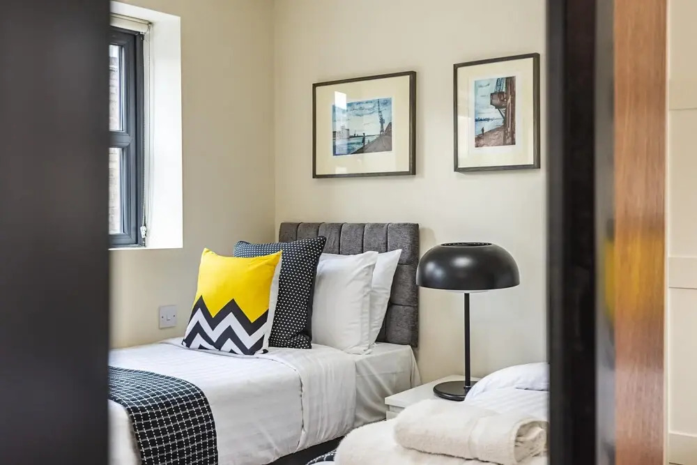 Incredible Light Filled Studio Apartment + Free Parking Sleeps 4