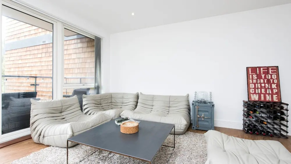 Bright Stylish 2BR across from Victoria Park