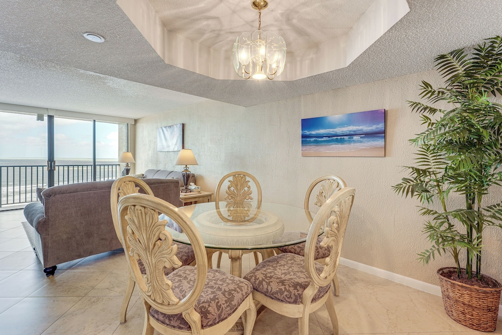 Walk to Sand Key! 11th-floor Clearwater Beach Gem