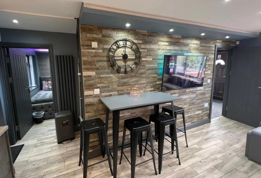 Luxurious *5 Bedroom House*In Center Of Birmingham
