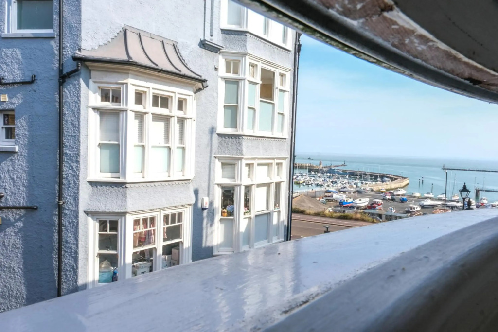 Elizabeth: Charming two bedroom apartment in centre of town