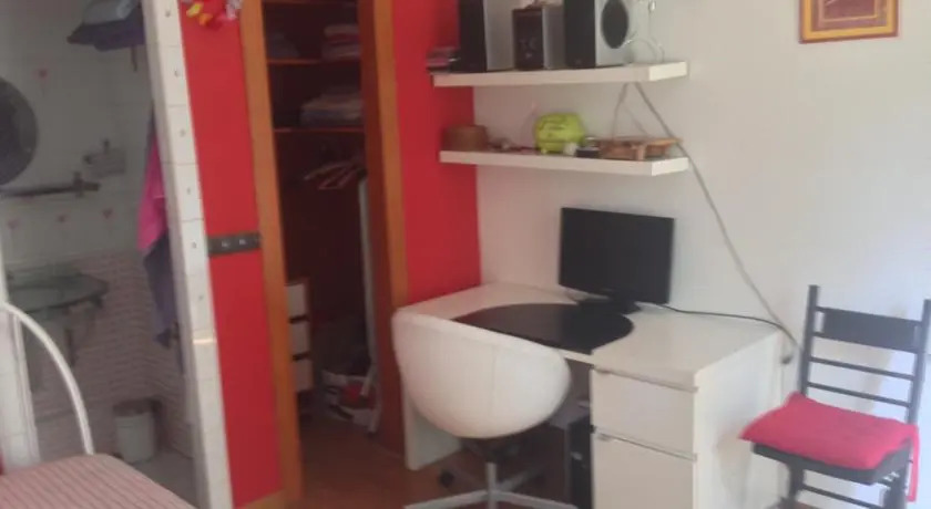 cosy rare 2 bedroom apartment around a private garden