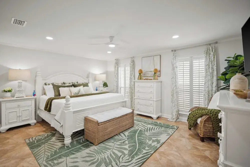 Newly Renovated! 2-min Walk to the Beach The Coastal Cottage by Avantstay