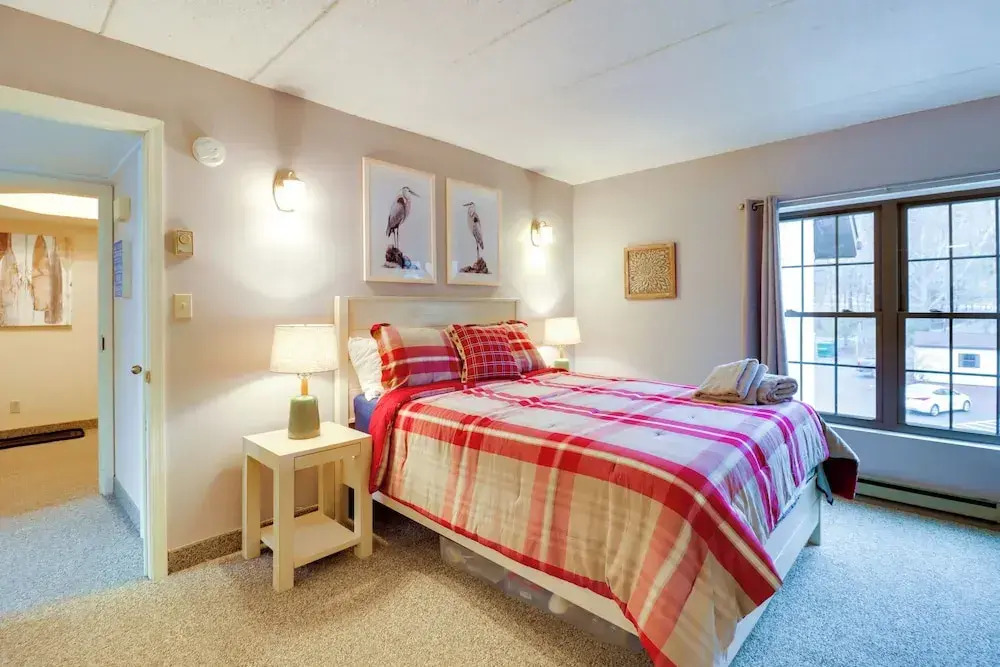 Game Room & Bbq: Waterfront Lake Harmony Condo!