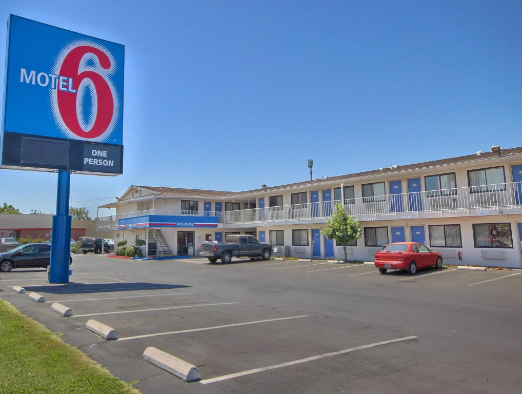 Motel 6-Fresno, CA - Blackstone North