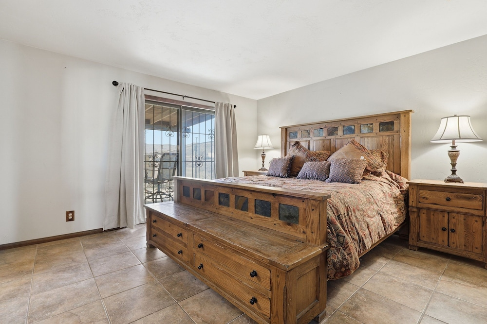 Desert Paradise: Walk to Pappy's - EV and Sleeps 8
