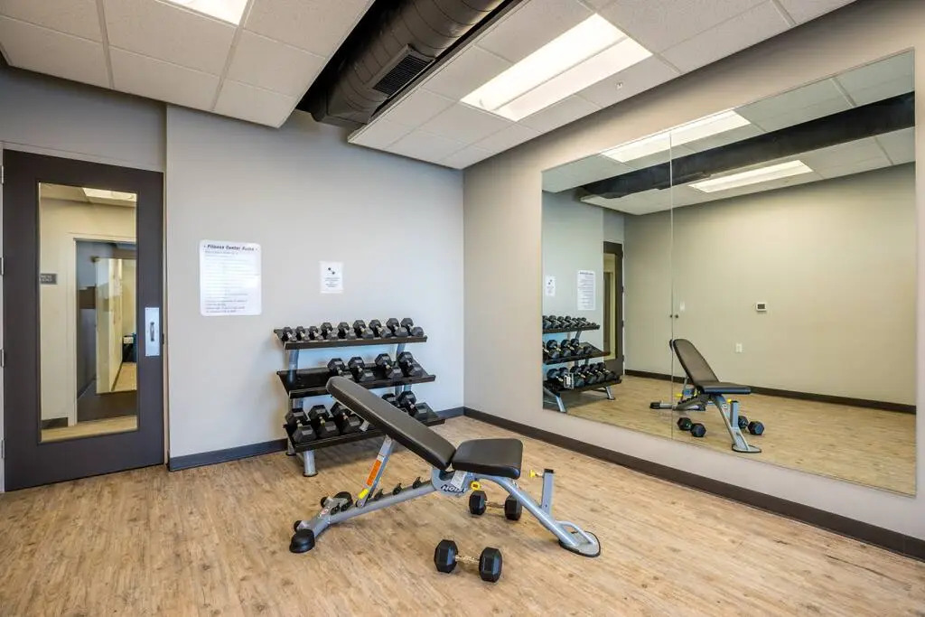 Top Floor!  Amazing Views, Free Parking, Fast Wifi & Gym!