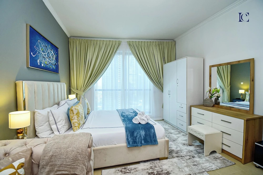 Silver - Modern Studio with lake view