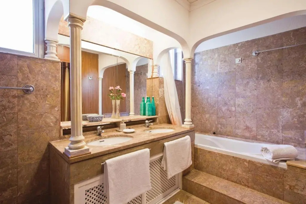 Spacious Retreat with Prime Location, Private pool, snooker, free AC Wifi