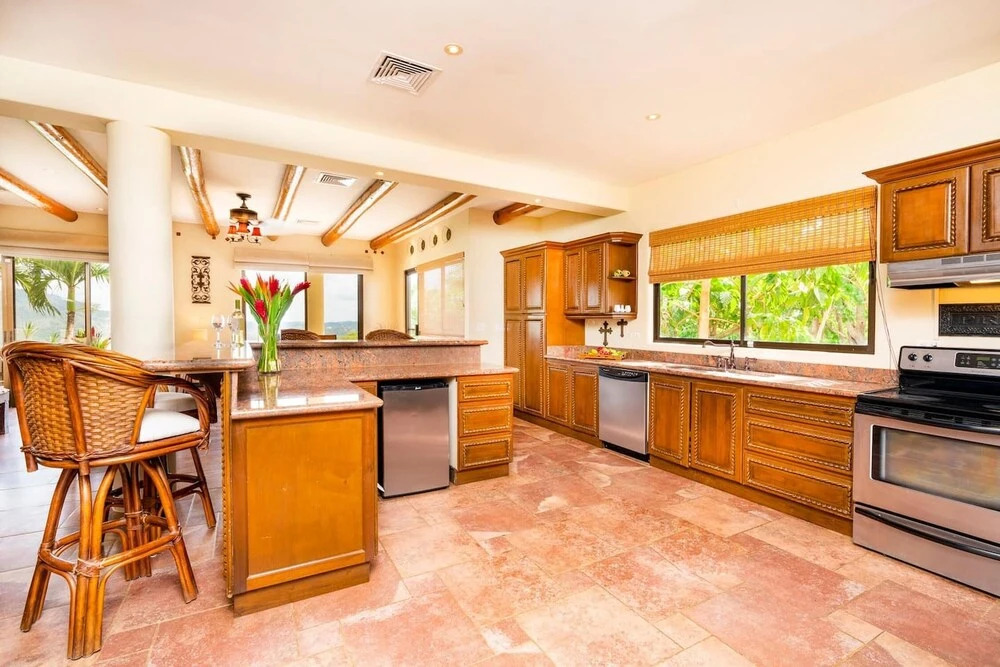 Luxurios Beachfront Villa on Flamingo Beach with Daily Maid and Security