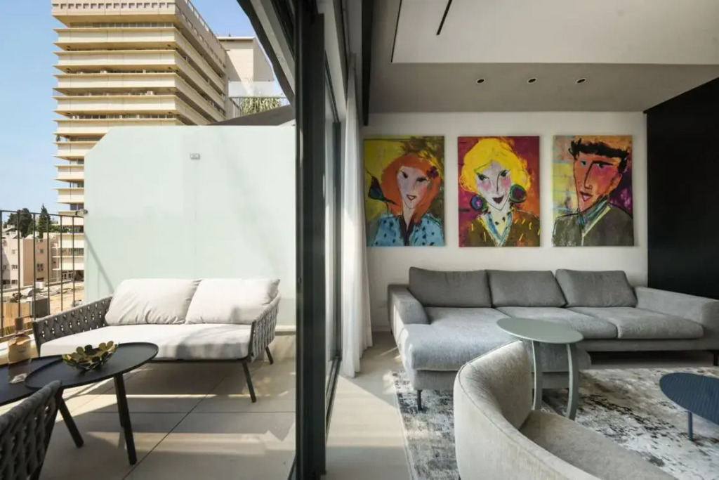 Modern and Vibrant 2BR apartment with Private Balcony