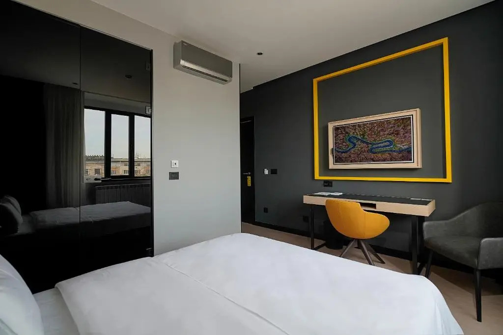 Maccani Black Luxury Suites