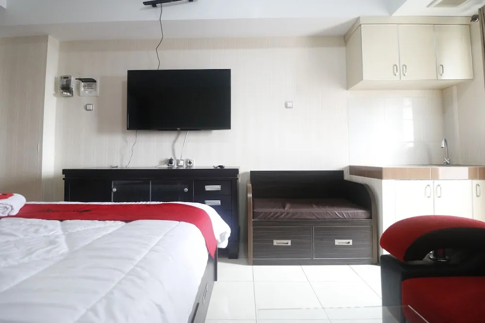 RedDoorz Apartment @ Green Lake View Ciputat