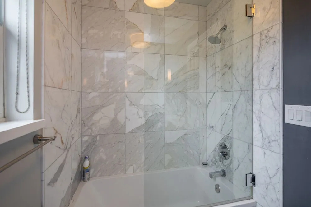 Posh Waterfront - 3 Br Condo