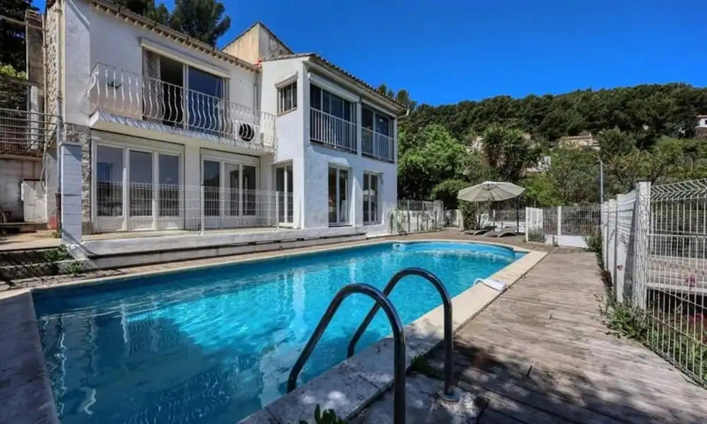 Villa in Toulon With Pool and Mont Faron Views