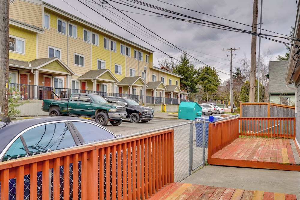 Gateway to Downtown Tacoma! Sleek Couples Condo