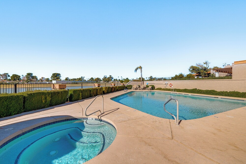 Modern Scottsdale Townhome w/ Heated Pool Access