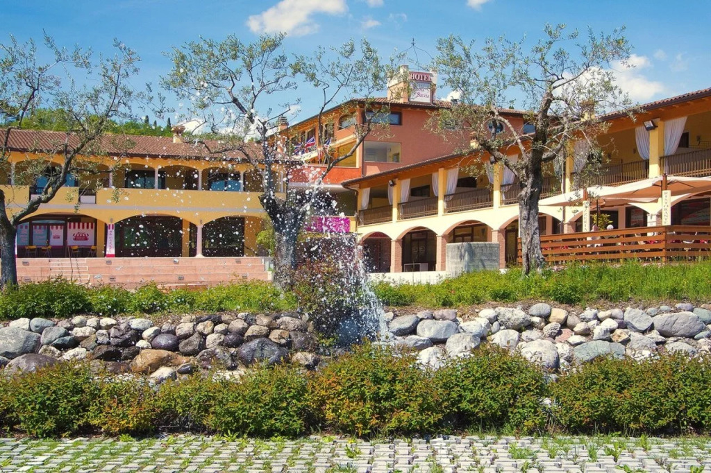 Отель AHG Donna Silvia Wellness Hotel