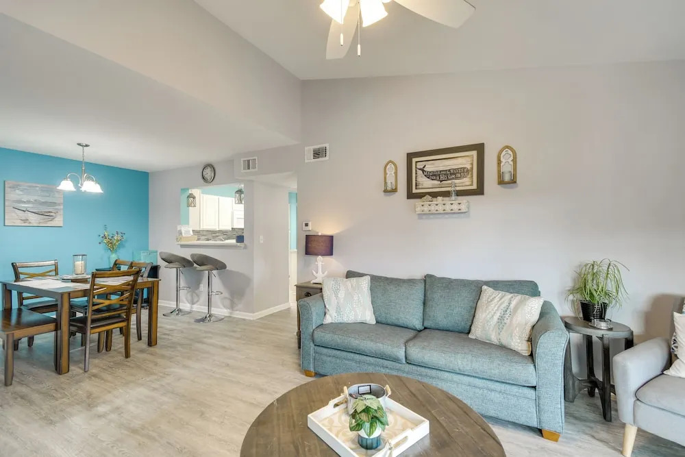 Gulf Shores Condo w/ Pool Access, 5 Mi to Beach!