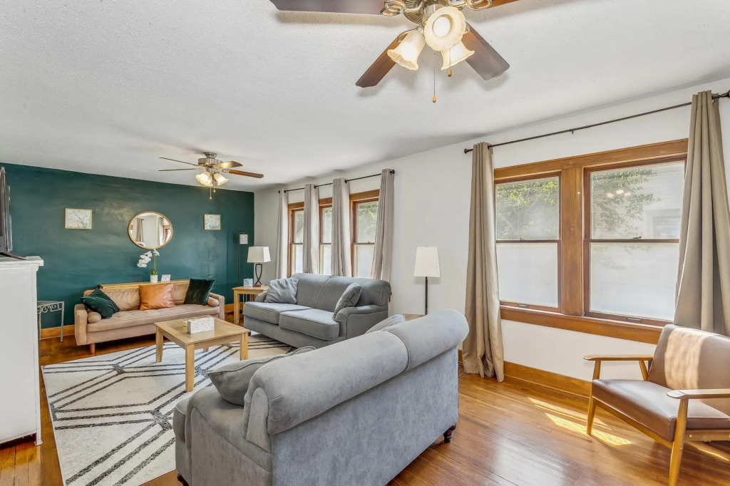 Cute, Cozy and Cheerful 3 Bedroom House!