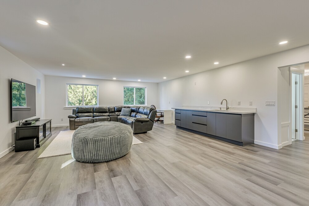 Waterfront Patio! Stylish Family Home in Everett