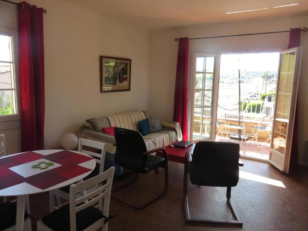 Très bel appartement T2 de 65 m2 avec terrasse vue sur port.
