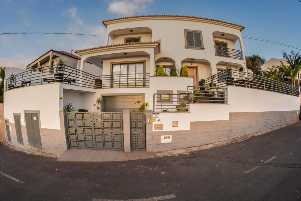 House With 3 Bedrooms in Funchal, With Wonderful sea View, Private Poo