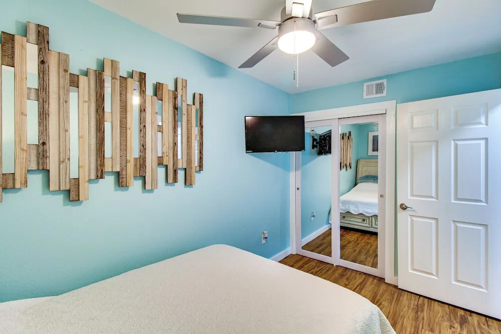 Balcony w/ Ocean View! North Beach 2nd-floor Condo