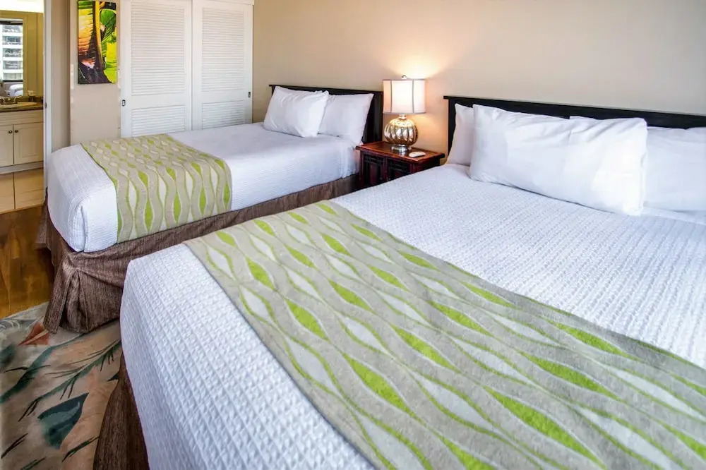Waikiki Banyan - Moutnain View Tower 2 Suite 1205