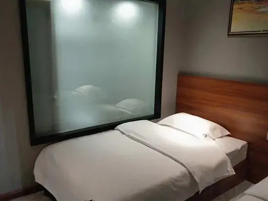 Hechi Qiju Hotel