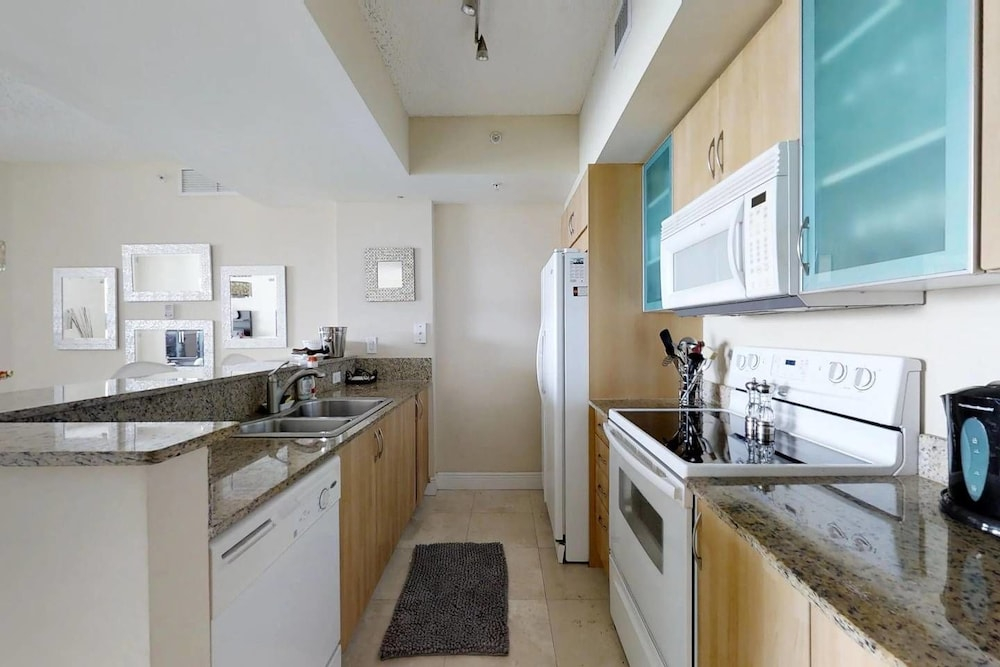 Beautiful Asian Retreat 2bd/2bth Apt. min to Beach