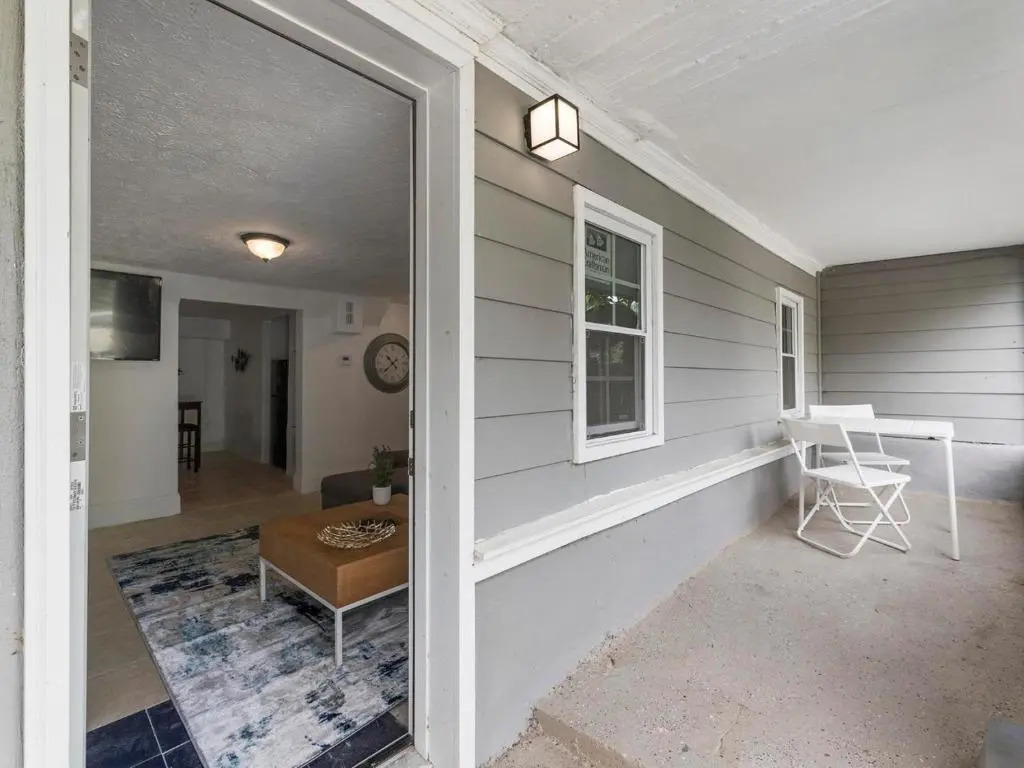 Near Mercedes Benz Stadium Sleeps 10 Coffee, BBQ, AC, Parking