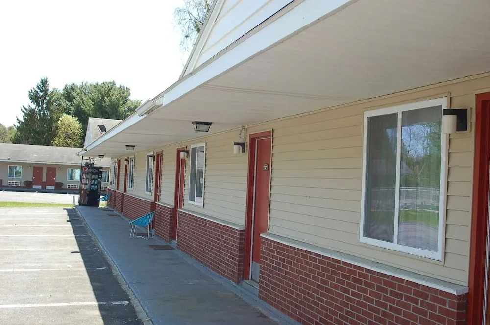 BLUE SKY INN Glens Falls-Saratoga-Lake George