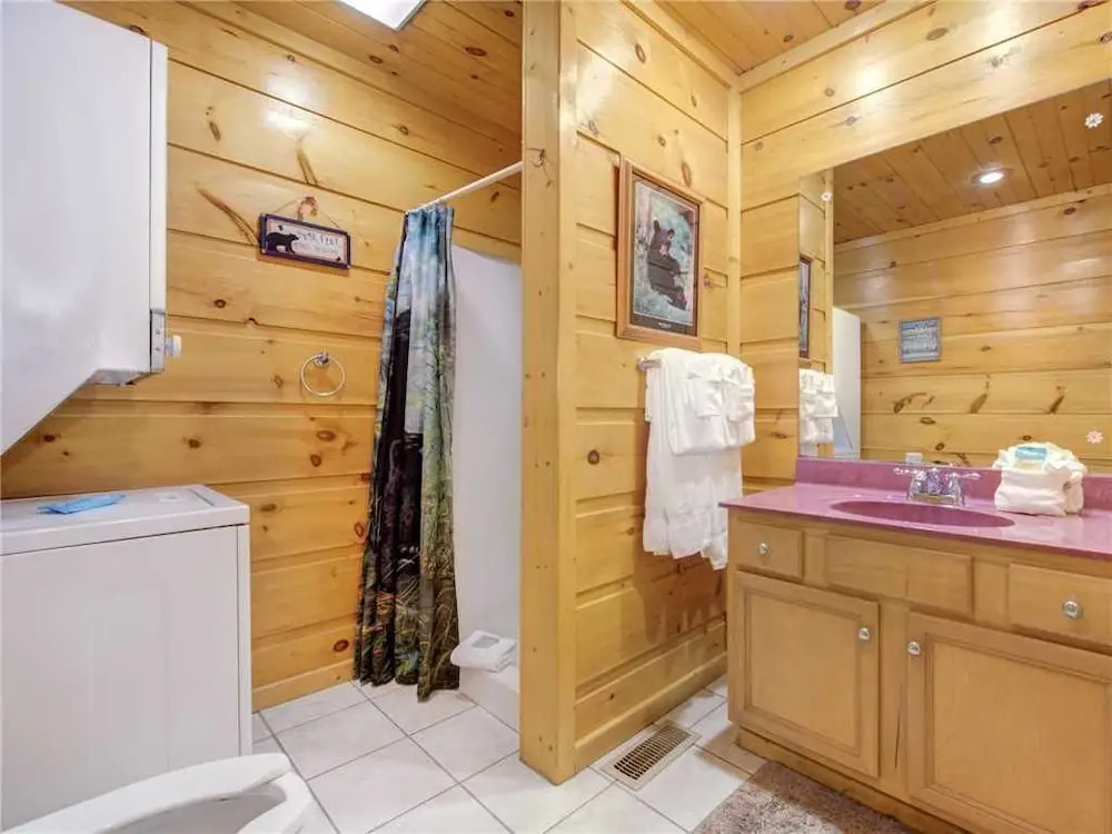 Bearadise 1 Bedroom Home with Hot Tub