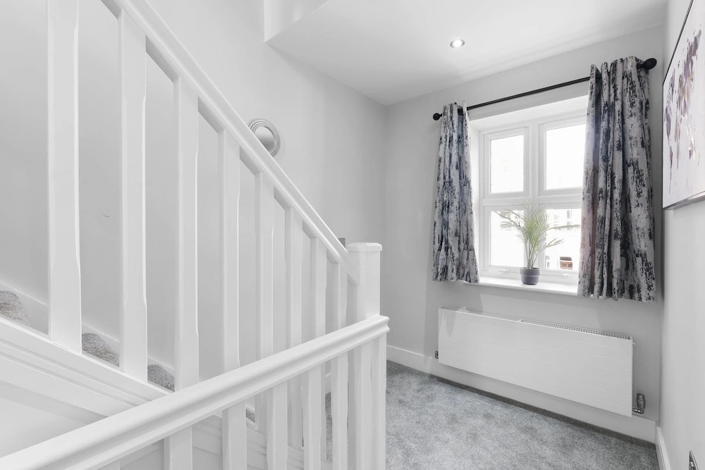 4BDR 3BA Family Home Garden in Isleworth