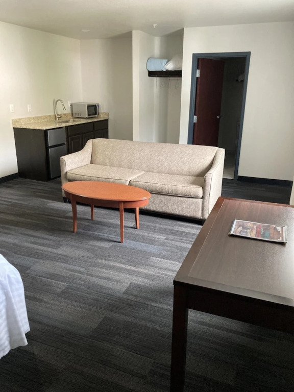 Elker Inn & Suites