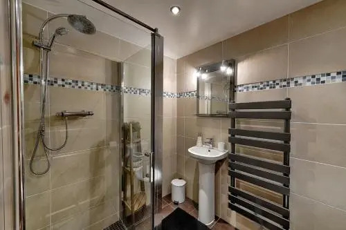 13 personnes,jacuzzi, pied des pistes et des chemins, 4 chambres