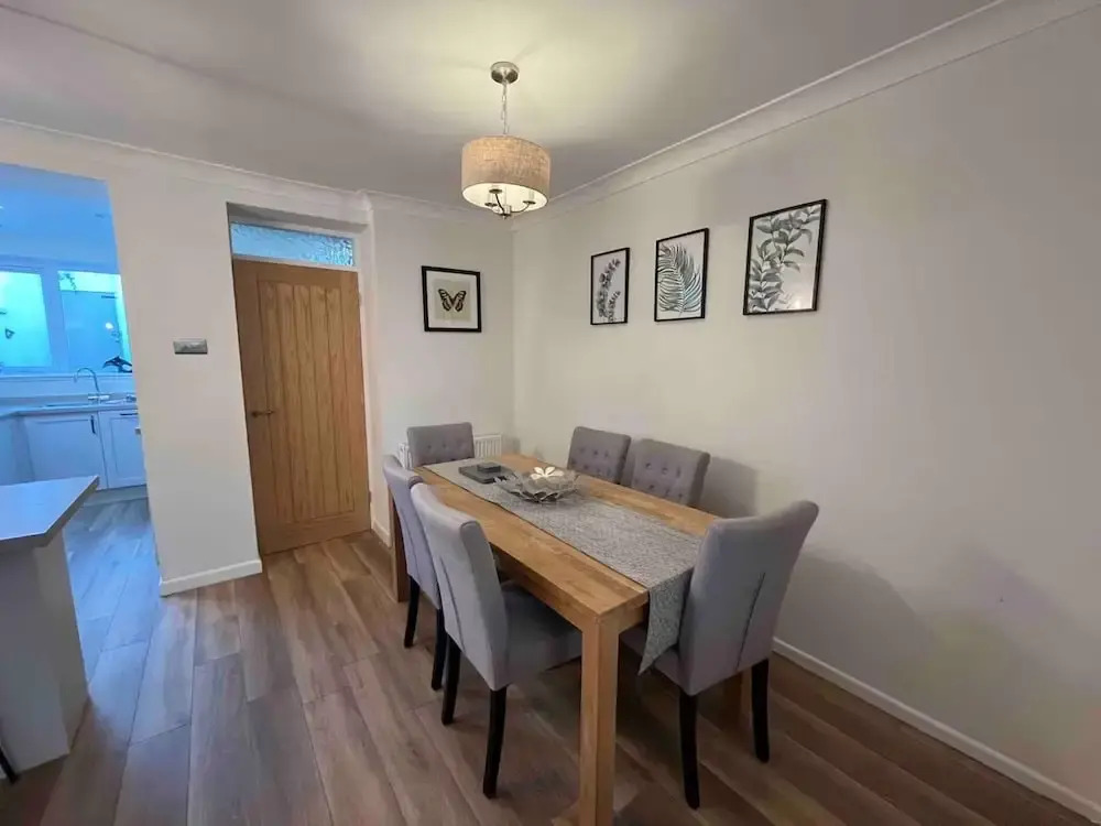 Charming 3-bed Cottage - Private Garden & Parking