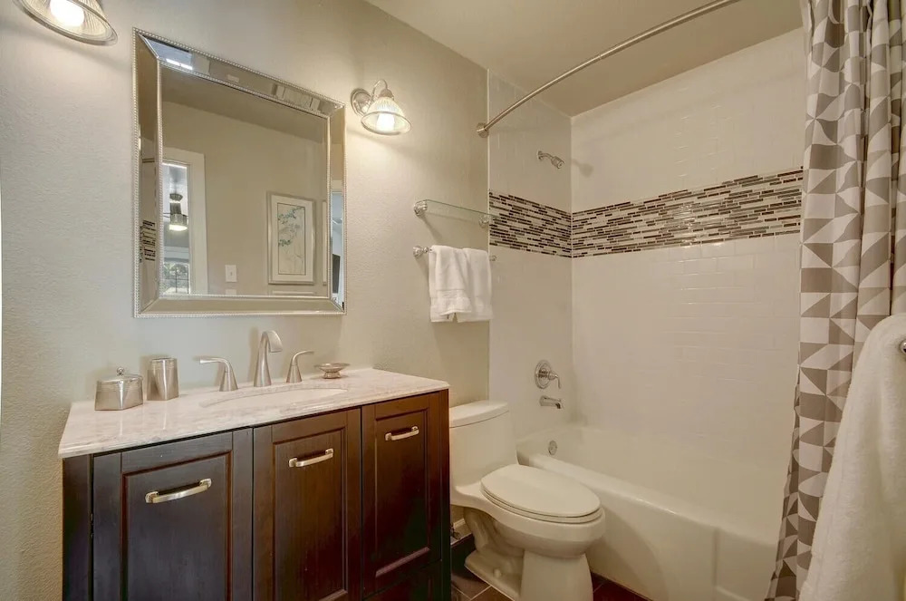 3BR 2BA Elegant Tarrytown House by RedAwning