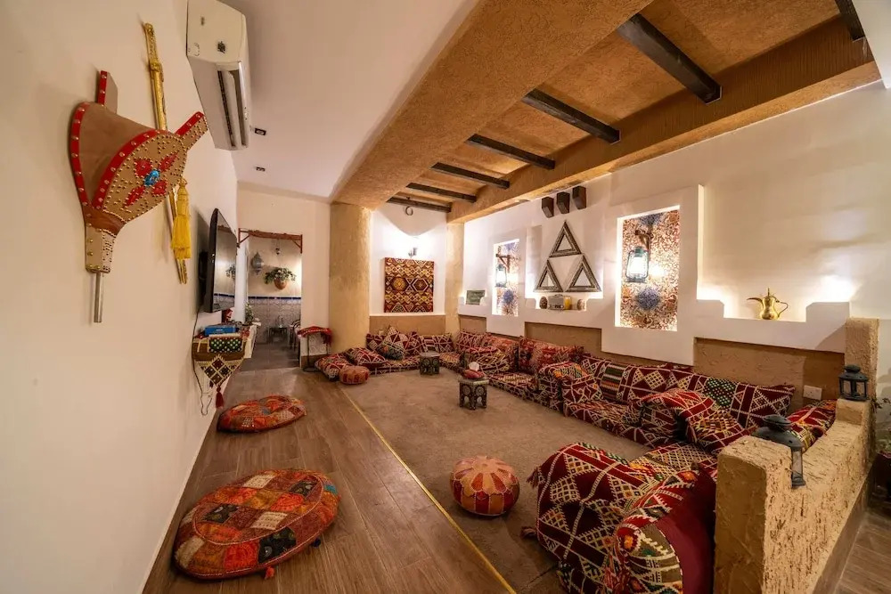 Luxury Three bedroom Apt Al Yasmin