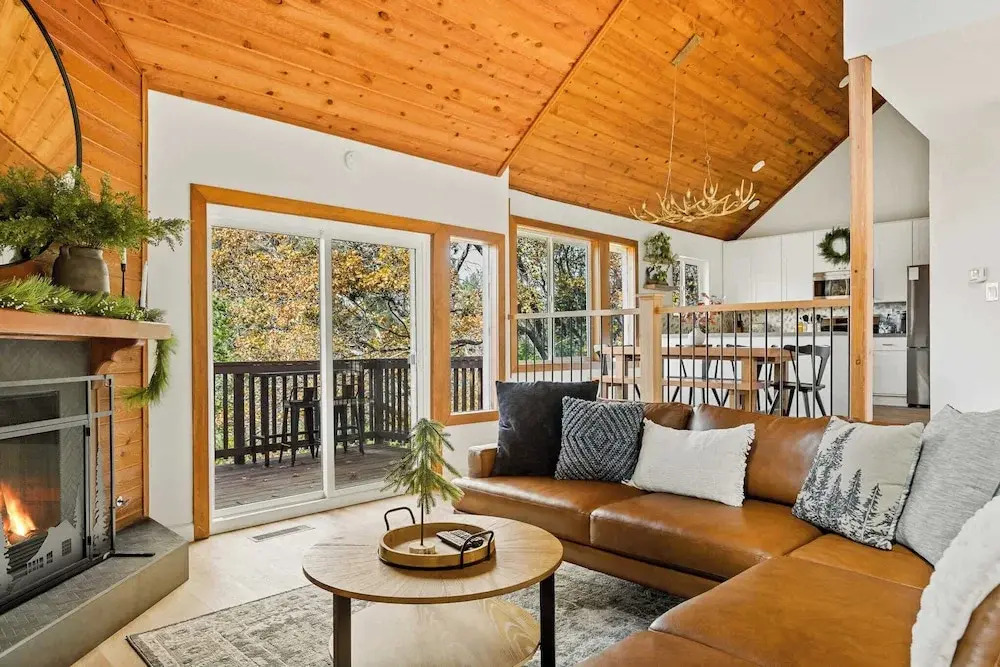 The Fancy Fox Stunning 4 BR Retreat, Min to Lake