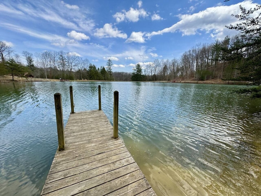 14 Guest, 7 Bed, 4 BR, Lakefront Cabin w/ Hot Tub