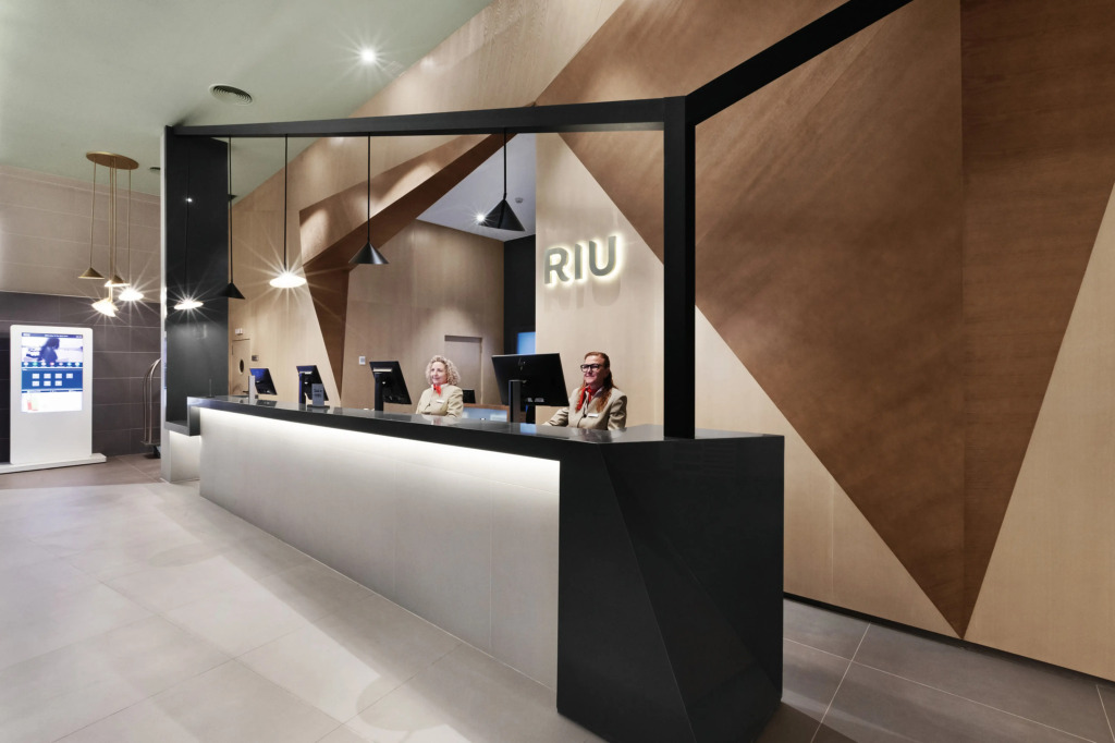 Отель Hotel Riu Playa Park