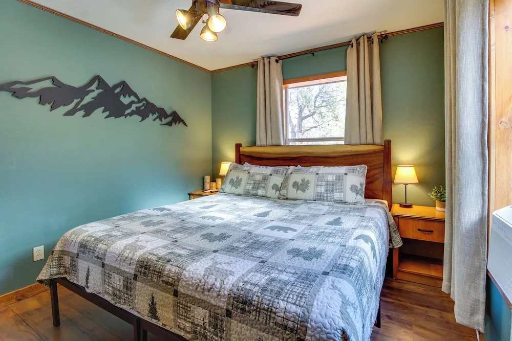 Mtn-view Hilltop Hideaway w/ Deck in Show Low
