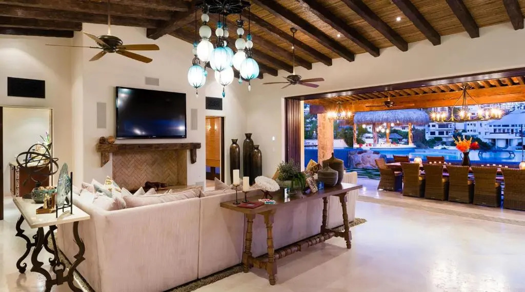 Ultra Luxury Villa with Premium Linens, Gym, Immense Pool, & 5 min Taxi to Downtown