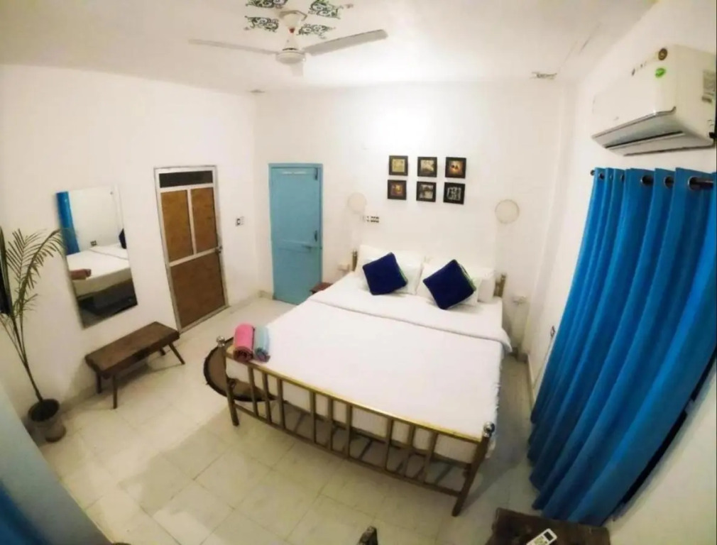 The Hostel Crown