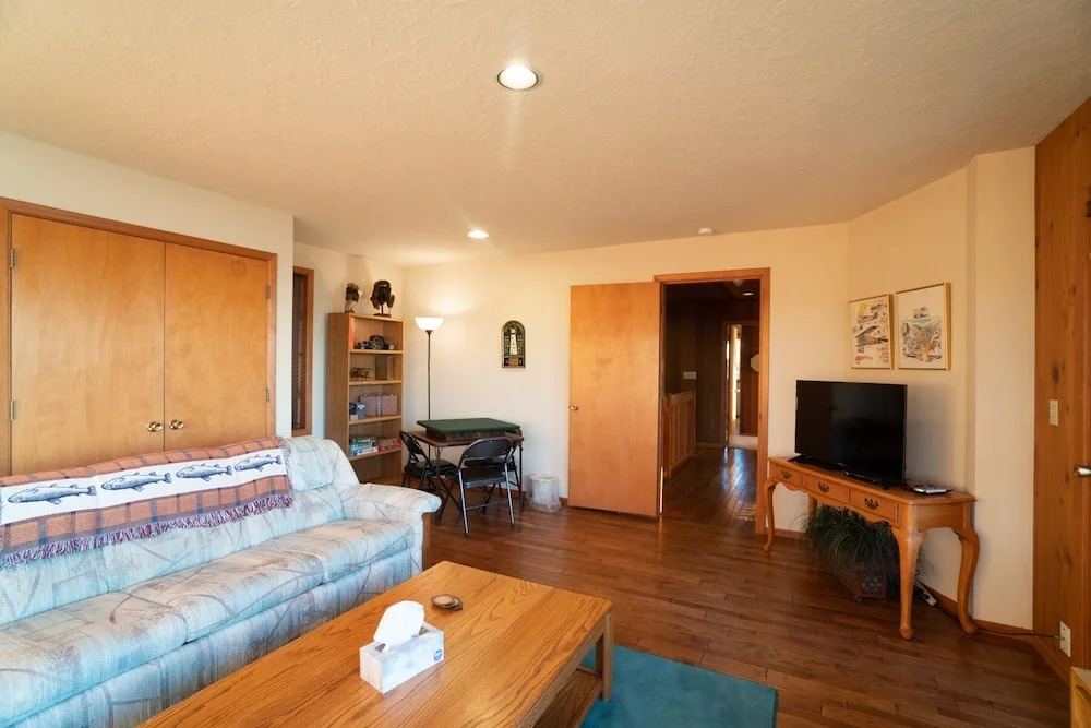 Gene's Coastal Escape 2 Bedrooms 2 Bathrooms Home