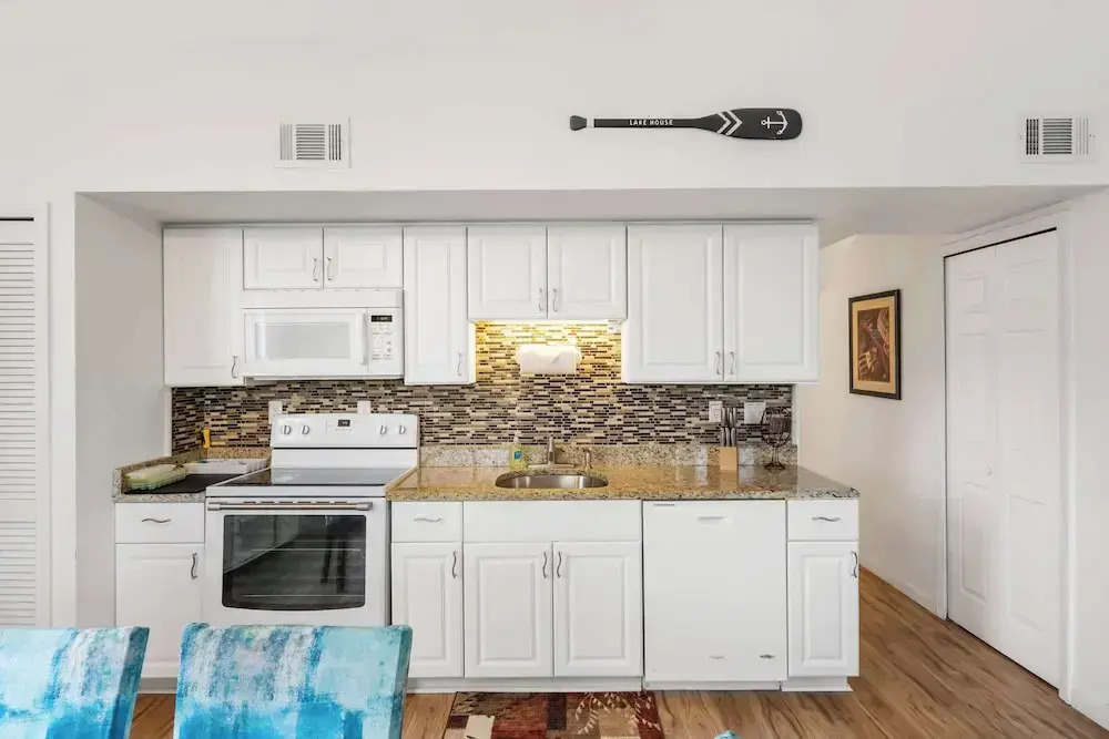 Peaceful Lakeview Escape - For 6