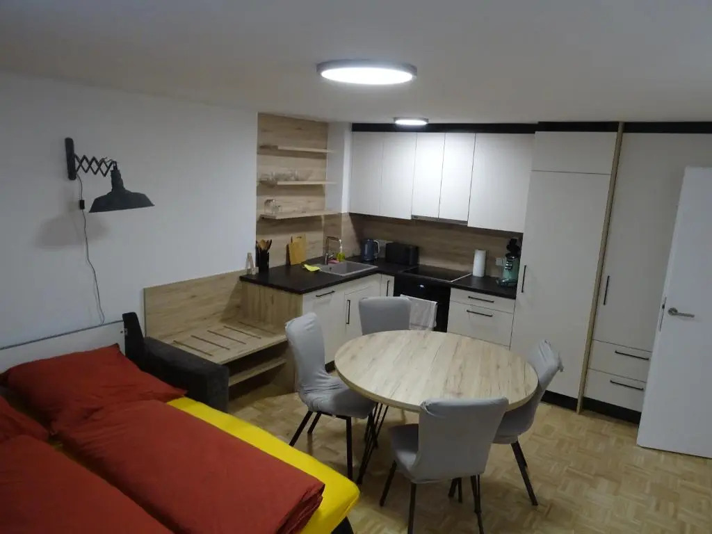 Modern Apartment, Full Kitchen, for 6