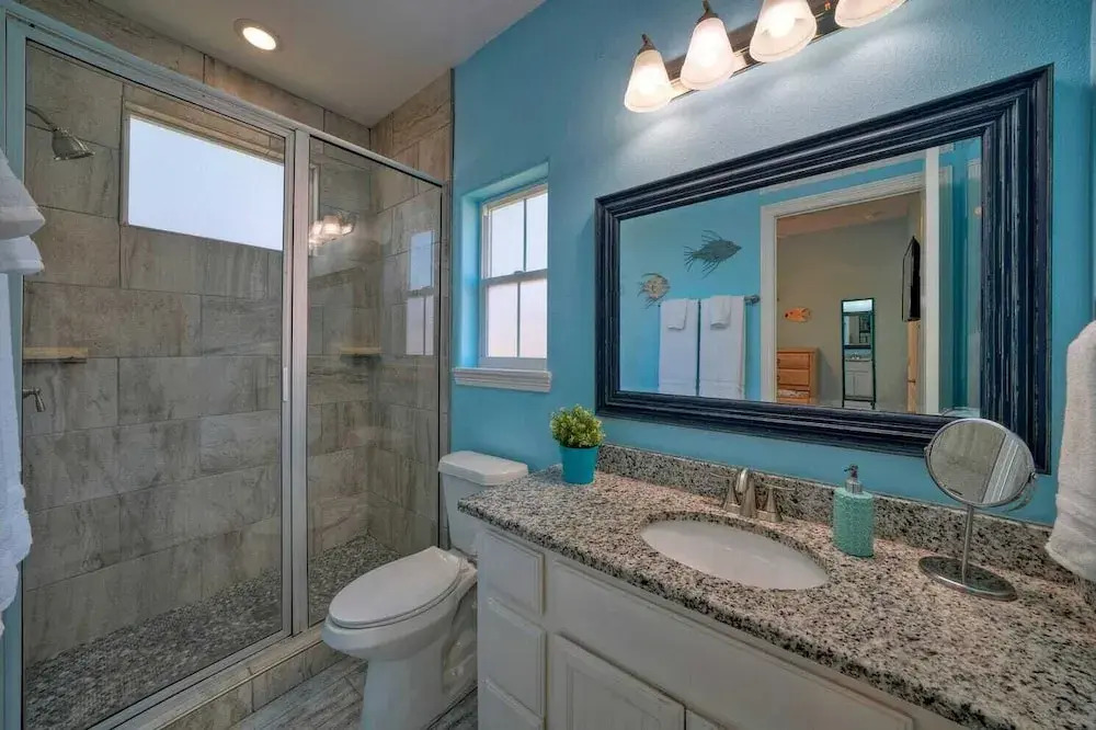 Shared Pool, Walkable to Beach, Vibrant Beachy Design! Bay Bliss by Avantstay